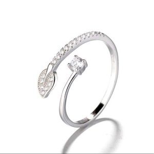 💎 NWOT Gorgeous Adjustible ring with gems